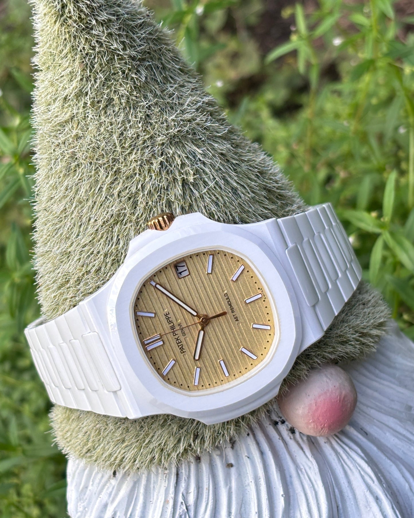 Patek Philippe Nautilus 5711 Gets a Custom YELLOW GOLD Makeover 黄金魅力加持！百达翡丽 鹦鹉螺5711 焕新登场 | WORLDTIMER