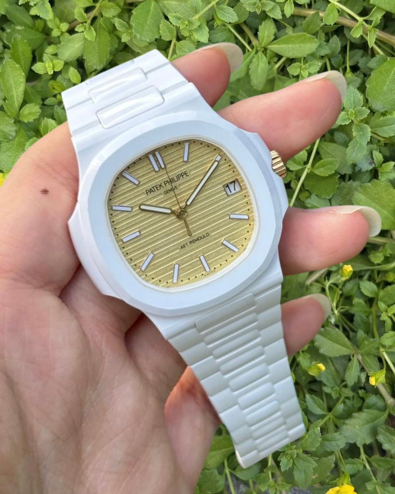 Patek Nautilus 5711 Gets a Custom YELLOW GOLD Makeover 百达翡丽 鹦鹉螺5711 黄金定制改造，奢华再升级 | WORLDTIMER