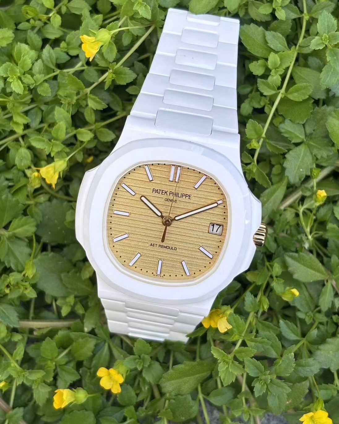 Patek Nautilus 5711 Gets a Custom YELLOW GOLD Makeover 百达翡丽 鹦鹉螺5711 黄金定制改造，奢华再升级 | WORLDTIMER