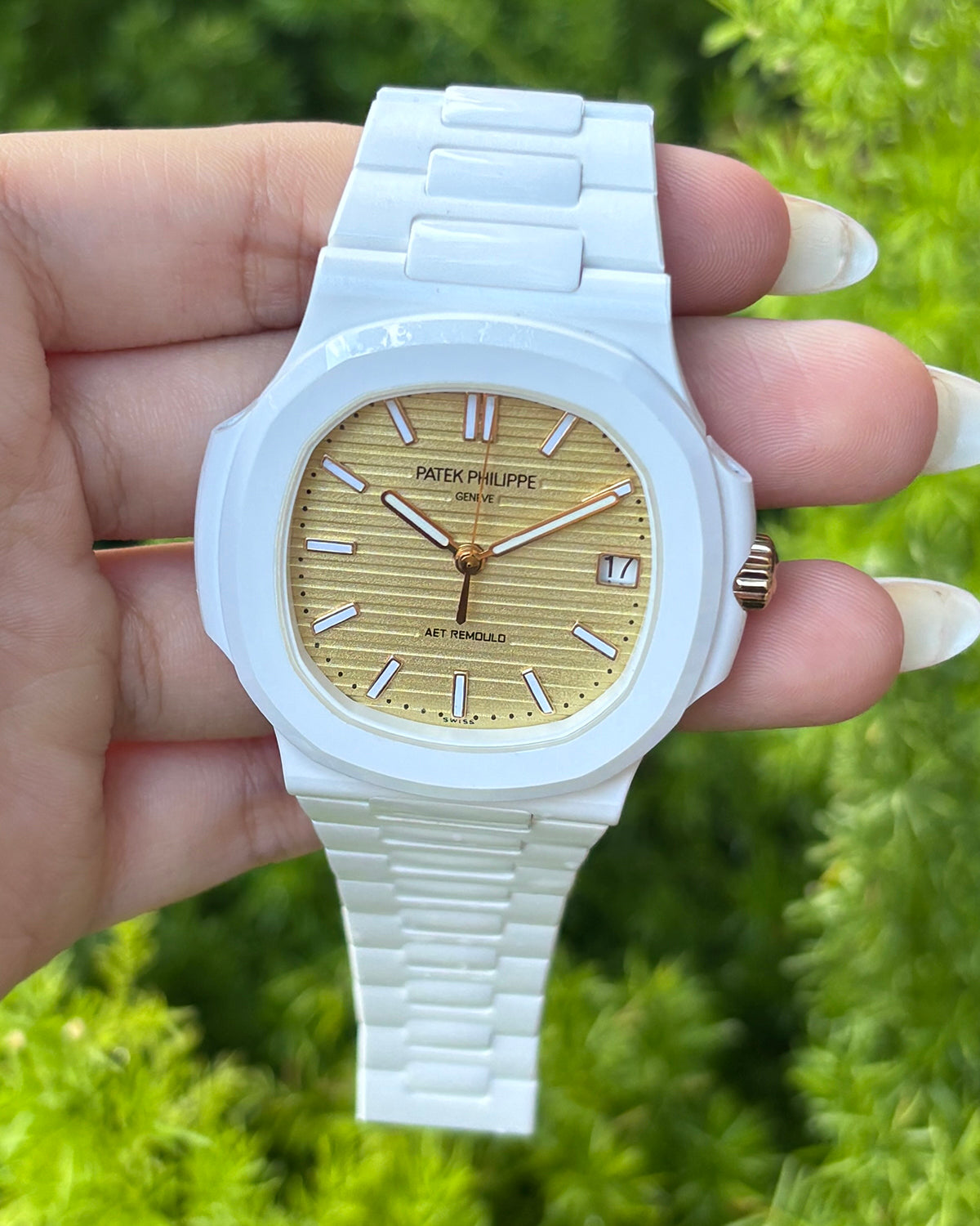 Patek Philippe Nautilus 5711 Gets a Custom YELLOW GOLD Makeover 黄金魅力加持！百达翡丽 鹦鹉螺5711 焕新登场 | WORLDTIMER
